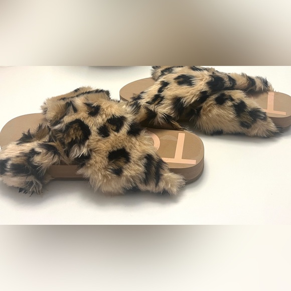 Tom’s leopard print slippers/slides - Picture 2 of 3